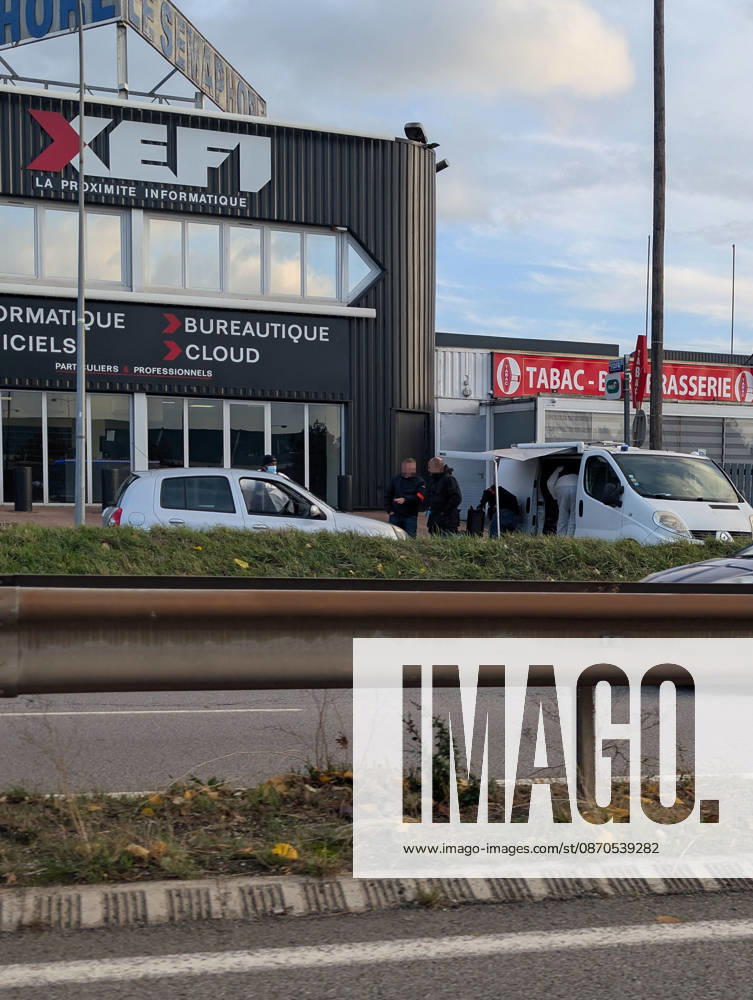 Police Investigate a Suspected Terrorist Shooting in Trappes and La Verrière - France Police officers and forensic experts conduct detailed site investigations at a bar-tabac along the N10 highway following a shooting that originated in Trappes and La Verrière. The attack left one man dead and four others injured, including a critically wounded 12-year-old girl, before the suspect was apprehended in Coignières. France s National Anti-Terrorism Prosecutor s Office (PNAT) is investigating the incident as a terrorist attack. Coignières, France, October 23, 2026. Photo by ABACAPRESS.COM Coignieres Ile-de-France France