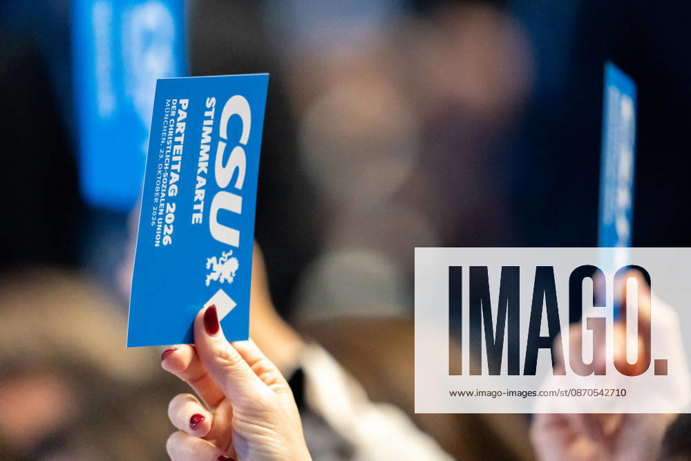 Parteitag 2026 der Partei CSU (Christlich-Soziale-Union) in der Messe München. Eine Hand hält eine Stimmkarte zur Abstimmung in die Luft