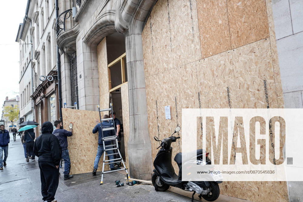 Shopfronts boarded up in Nancy ahead of planned protests NANCY, FRANCE - OCTOBER 23: Workers install protective wooden boards and plywood panels over shopfronts and commercial venues across downtown Nancy, France, on October 23, 2026. Local business owners and municipal authorities reinforced physical security measures ahead of large-scale public demonstrations planned for October 24, seeking to prevent vandalism and structural damage along major commercial corridors. Muhammed Said Tako Anadolu Nancy France. Editorial use only. Please get in touch for any other usage.