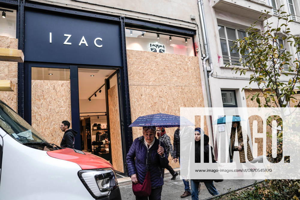 Shopfronts boarded up in Nancy ahead of planned protests NANCY, FRANCE - OCTOBER 23: Workers install protective wooden boards and plywood panels over shopfronts and commercial venues across downtown Nancy, France, on October 23, 2026. Local business owners and municipal authorities reinforced physical security measures ahead of large-scale public demonstrations planned for October 24, seeking to prevent vandalism and structural damage along major commercial corridors. Muhammed Said Tako Anadolu Nancy France. Editorial use only. Please get in touch for any other usage.