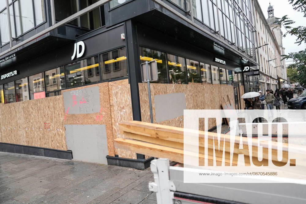 Shopfronts boarded up in Nancy ahead of planned protests NANCY, FRANCE - OCTOBER 23: Workers install protective wooden boards and plywood panels over shopfronts and commercial venues across downtown Nancy, France, on October 23, 2026. Local business owners and municipal authorities reinforced physical security measures ahead of large-scale public demonstrations planned for October 24, seeking to prevent vandalism and structural damage along major commercial corridors. Muhammed Said Tako Anadolu Nancy France. Editorial use only. Please get in touch for any other usage.