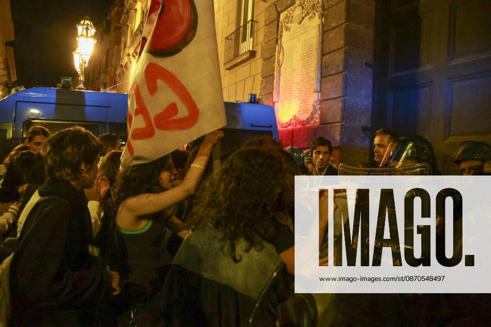 Protesters Clash with Police in Naples Students, trade union members and activists from Potere al Popolo take part in a demonstration against the rising cost of living in Piazza Municipio. Clashes between demonstrators and police break out during the protest. ABP18549