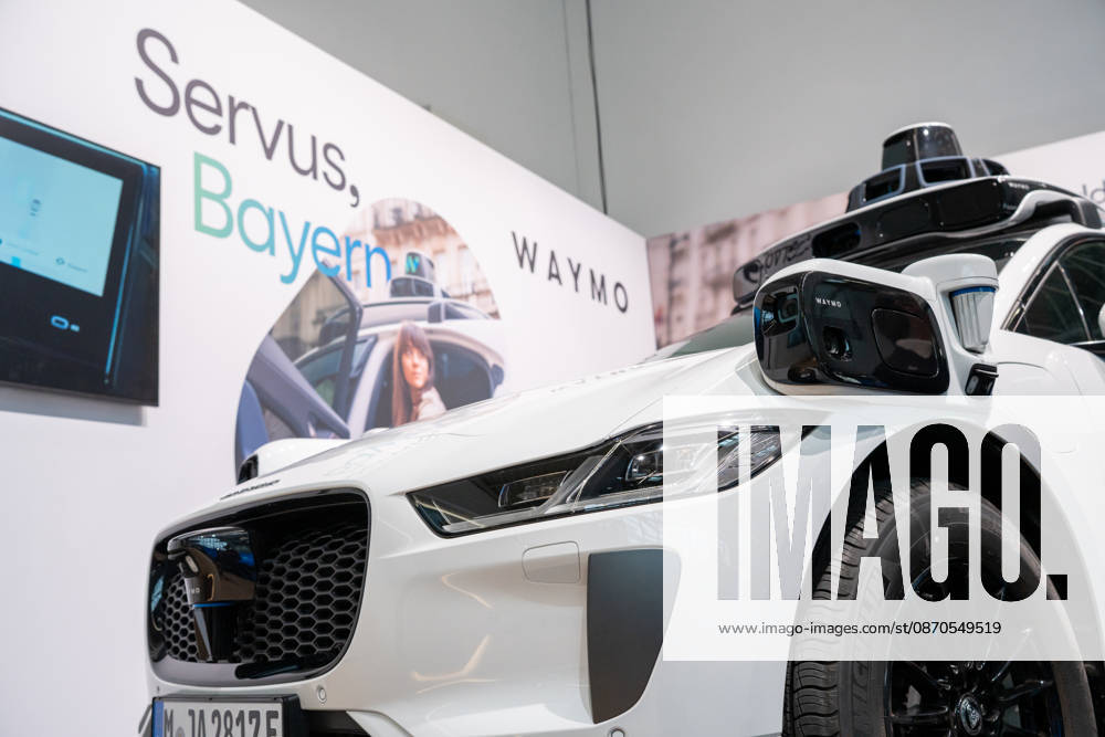 Parteitag 2026 der Partei CSU (Christlich-Soziale-Union) in der Messe München. Randmotiv, Nahaufnahme eines weißen Jaguar I-PACE mit autonomer Fahrtechnologie des US-Unternehmens Waymo. Das Elektrofahrzeug verfügt über Kameras, LiDAR- und Radarsensoren zur KI-gestützten Erfassung seiner Umgebung und is