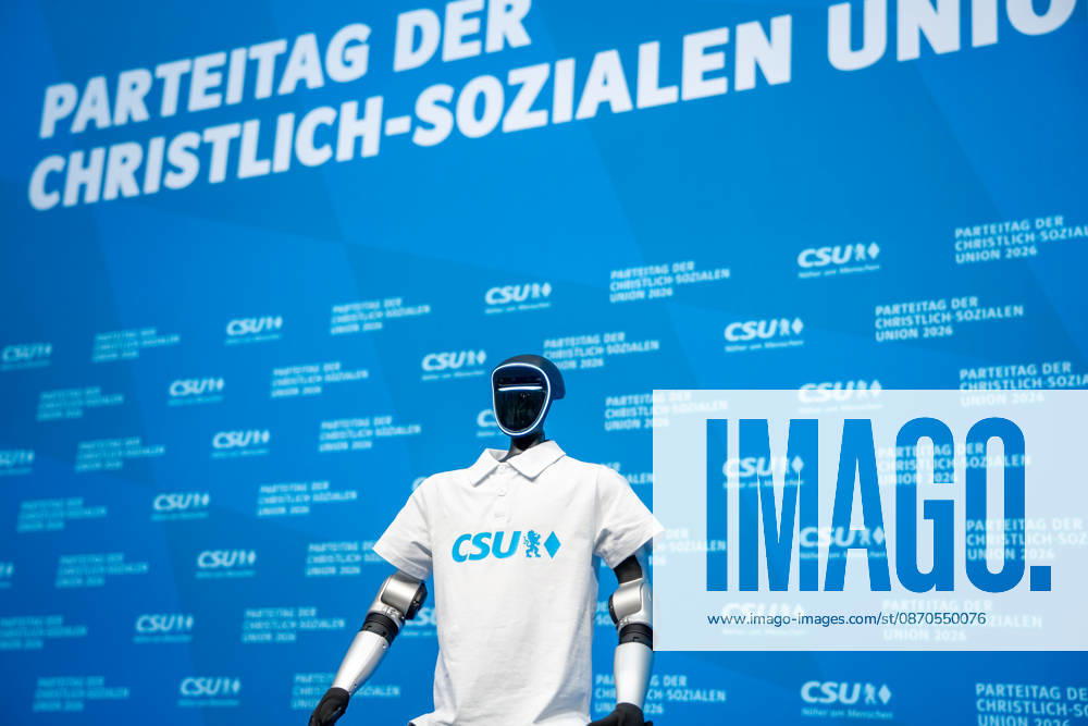 Parteitag 2026 der Partei CSU (Christlich-Soziale-Union) in der Messe München. Humanoider Roboter Unitree G1 des chinesischen Herstellers Unitree Robotics mit weißem CSU-Poloshirt