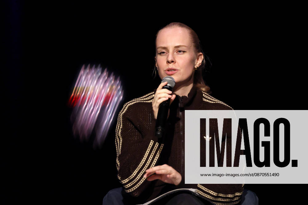 Schriftstellerin Clara Lösel bei ihrem Auftritt bei Ich dachte, sowas fühl nur ich - Die Previewshow zum neuen Buch im Theater am Tanzbrunnen. Köln, 23.10.2026 NRW Deutschland
