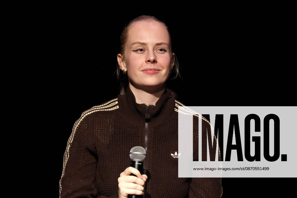 Schriftstellerin Clara Lösel bei ihrem Auftritt bei Ich dachte, sowas fühl nur ich - Die Previewshow zum neuen Buch im Theater am Tanzbrunnen. Köln, 23.10.2026 NRW Deutschland