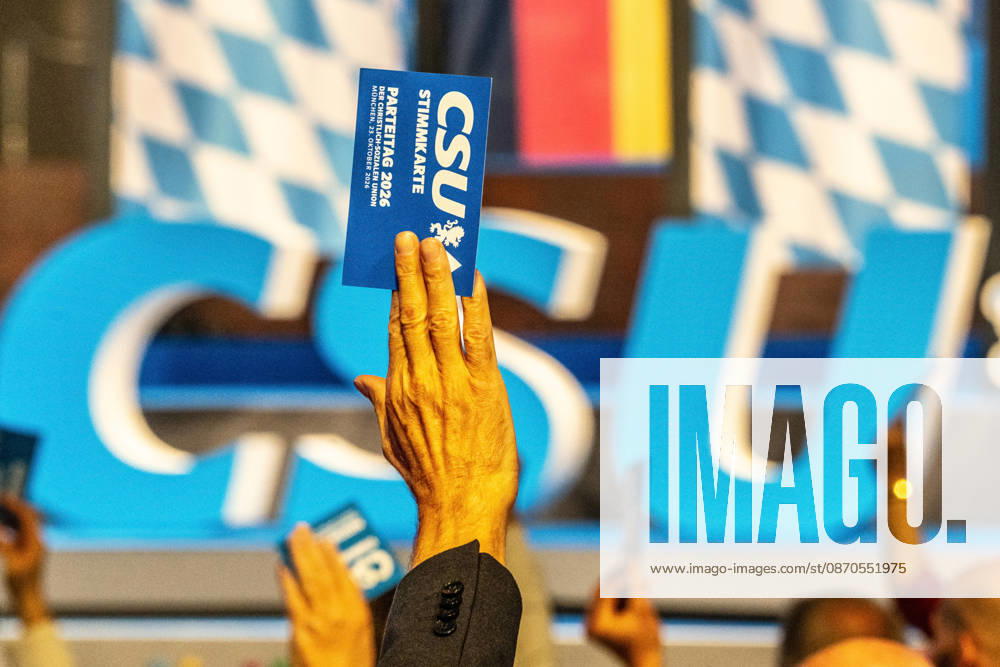 Delegierte stimmen mit ihrer Stimmkarte einem der Anträge zu, Antragsberatung am Freitagabend, CSU-Parteitag, Messe München, 23. Oktober 2026 Deutschland, München, 23. Oktober 2026, Delegierte stimmen mit ihrer Stimmkarte einem der Anträge zu, CSU-Logo im Hintergrund, Antragsberatung am Freitagabend, CSU-Parteitag am 23. und 24. Oktober 2026 in der Messe München, Politiker, Bayern