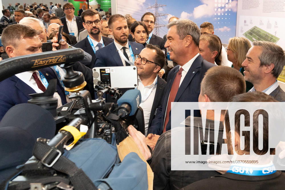 Markus Söder, Bayerischer Ministerpräsident, umringt von Medienvertretern, Fans und Security, bei seiner Ankunft auf dem CSU-Parteitag, Messe München, 23. Oktober 2026 Deutschland, München, 23. Oktober 2026, Markus Söder, Bayerischer Ministerpräsident, bei der Ankunft, umringt von Medien, Fans und Security, ein Delegierter macht ein Selfie mit Söder, CSU-Parteitag am 23. und 24. Oktober 2026 in der Messe München, Politiker, Bayern