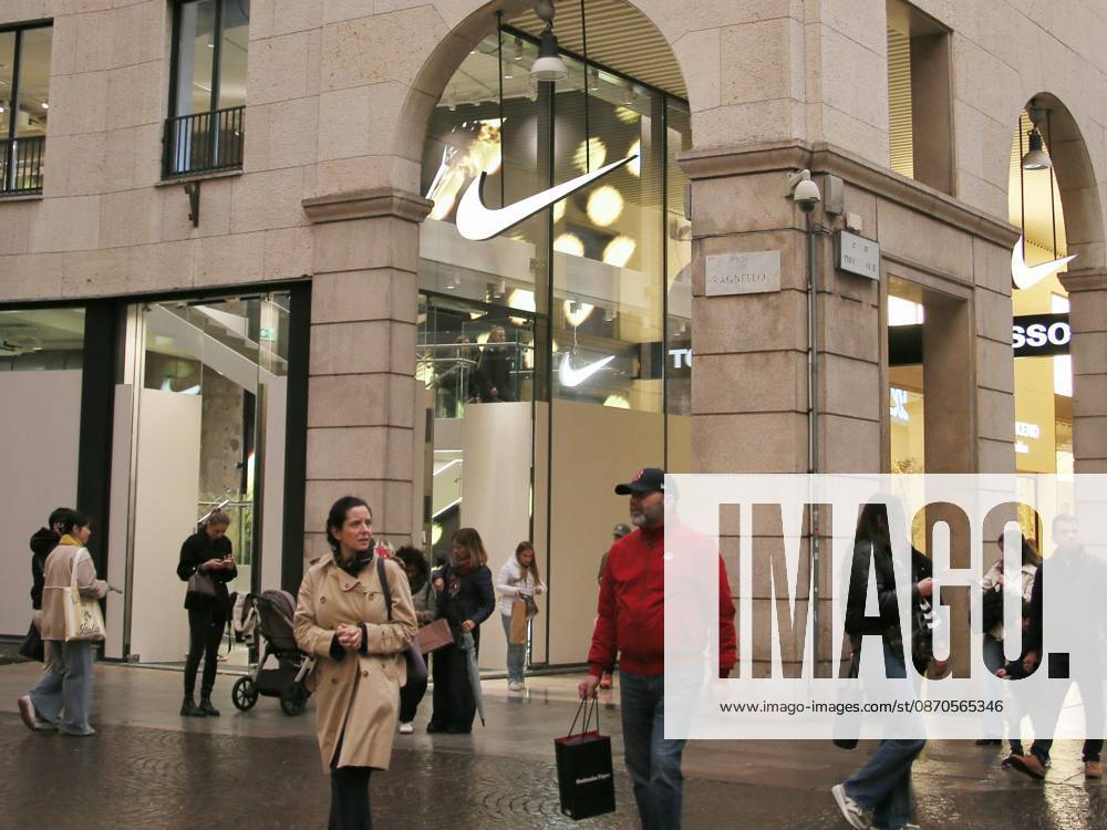 IPA90088235 - Boutiques are putting plywood panels over their storefront windows for fear of further looting