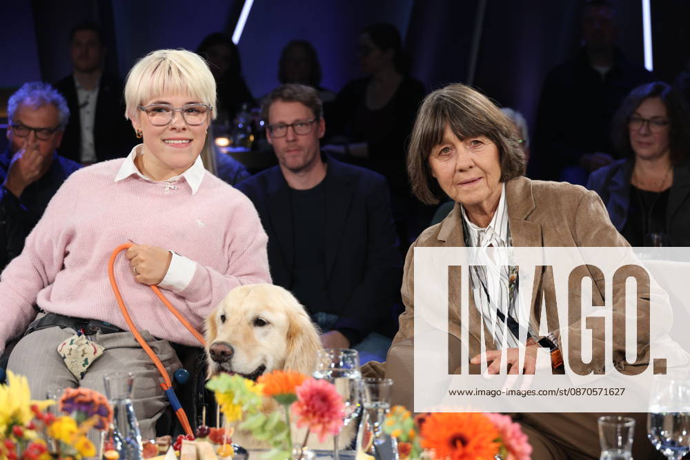 Studentin Frieda Krieger mit Hund Aidan, Tatjana Kreidler, Assistenzhundetrainerin, zu Gast in der NDR Talk Show, Fototermin am 23.10.2026 im Fernsehstudio Hamburg-Lokstedt vor der Sendung im 3. Programm des NDR Fernsehen