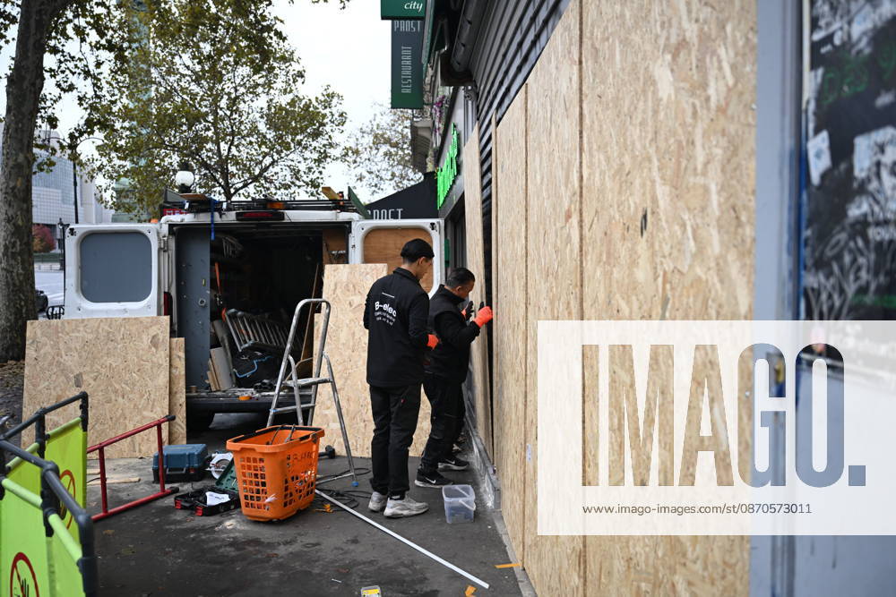 Paris shops board up storefronts with wooden panels ahead of planned protests PARIS, FRANCE - OCTOBER 24: Commercial establishments and luxury retail boutiques in central Paris are seen securing their storefronts with wooden protective panels on Saturday, October 24, 2026. Shop owners took precautionary measures and temporarily closed their businesses ahead of the demonstrations planned across the country. Mouneb Taim Anadolu Paris France. Editorial use only. Please get in touch for any other usage.