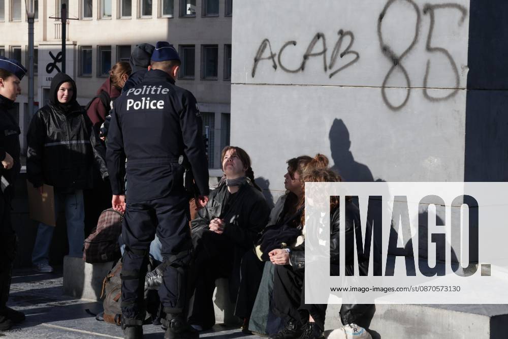 This image shows police controling peoples after a call for protests in Brussels for purchasing power, healthcare, and education, on Saturday 24 October 2026. NICOLASxMAETERLINCK 190841132