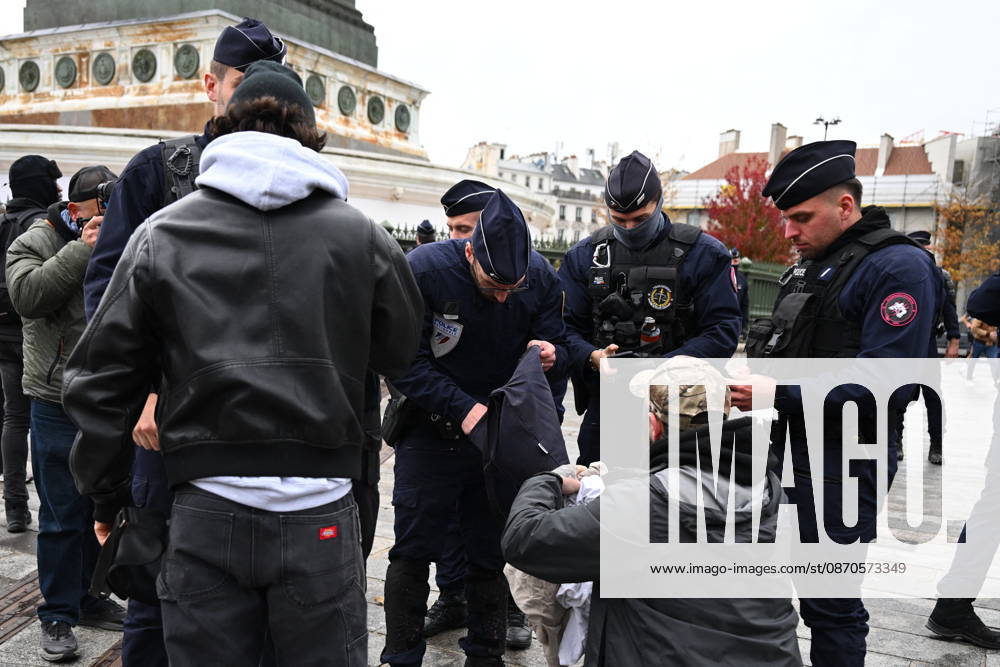 Yellow Vests Protest Act II - Police Are Checking the Protesters - Paris Law enforcement officers are checking protesters arriving at the Place de la Bastille for the Act II Yellow Vests demonstration in Paris, France, on October 24, 2026. Yesterday afternoon, the Paris Police Prefecture banned the demonstration route between the Place de la Bastille and the Place de la Nation. The official route of the protest in the capital will therefore run between the Porte d’Italie and the Porte de Vincennes. Photo by Eliot Blondet ABACAPRESS.COM Paris France