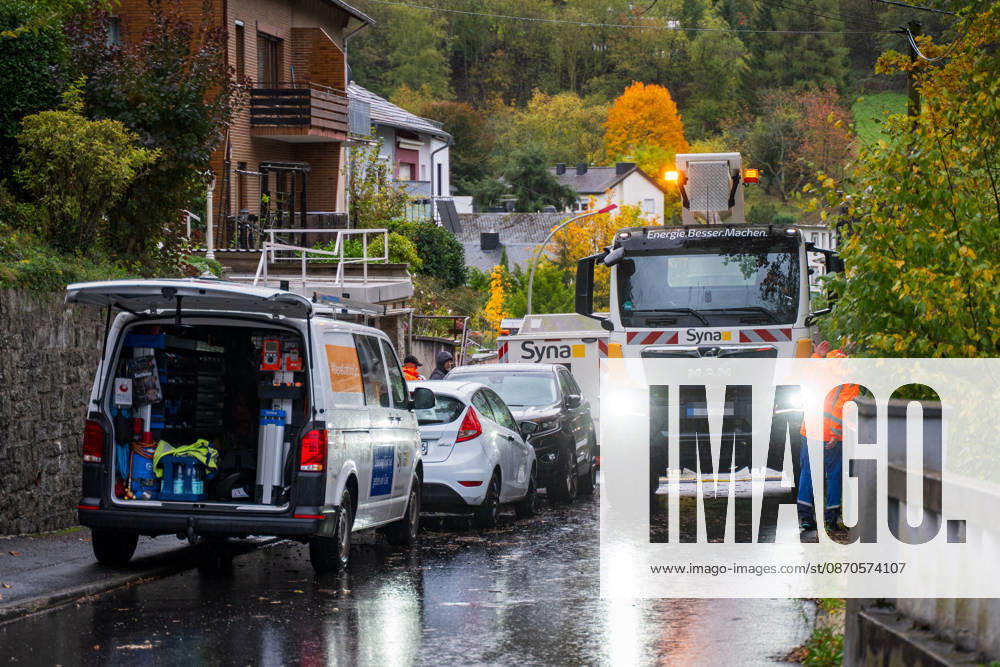 Starke Unwetter in Rheinland-Pfalz Sturm entwurzelt Bäume und beschädigt Häuser In der Nacht zum 24.10.2026 entwurzelten starke Windböen in Bad Ems im Schlesierweg einen Baum, der auf eine Stromfreileitung stürzte. Durch die einwirkenden Kräfte wurden die Freileitung und das Dach eines Hauses im Sudetenweg erheblich beschädigt. Auch weitere Häuser in der Nachbarschaft wurden in Mitleidenschaft gezogen. Mehrere an die Freileitung angeschlossene Gebäude waren ohne Strom, die Feuerwehr Bad Ems und der Energieversorger Syna waren im Einsatz. Personen kamen nicht zu Schaden. Bad Ems Rheinland-Pfalz Deutschland
