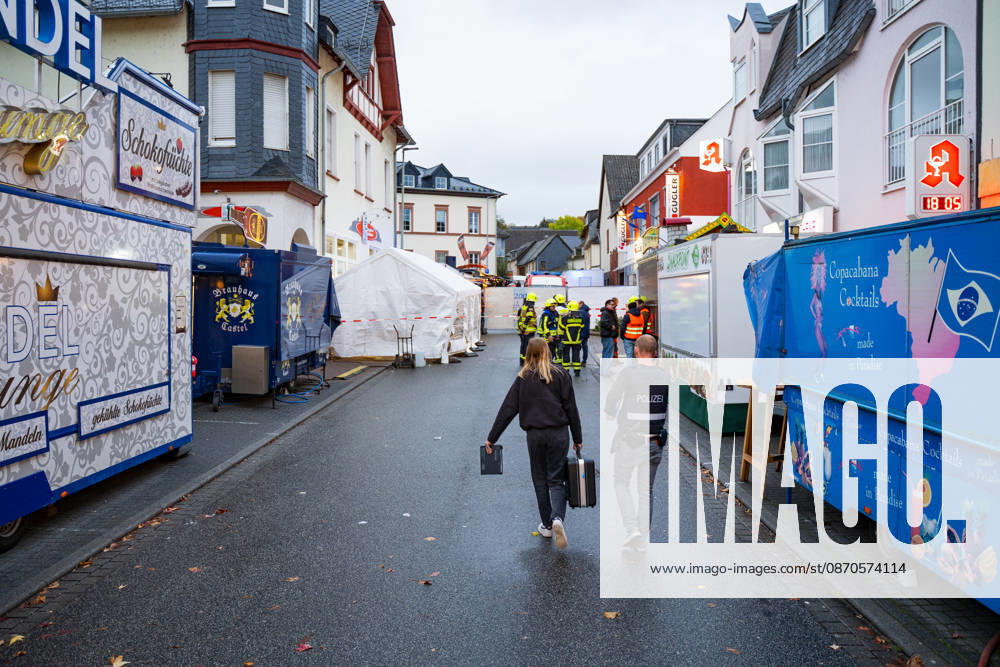 Starke Unwetter in Rheinland-Pfalz umgestürzte Traverse verletzt Personen schwer Am 23.10.2026 stürzte gegen 16:30 Uhr in Nastätten im Veranstaltungsbereich des Oktobermarktes vermutlich aufgrund einer Windböe eine Metalltraverse ein. Die Traverse mit einem Banner war über einen Zuweg von der Römerstraße zum Zentralplatz aufgestellt. Ein 58 Jahre alter Besucher wurde schwer, ein 72 Jahre alter Besucher schwerstverletzt, beide kommen aus der Verbandsgemeinde Nastätten. Der 72-Jährige wurde mit dem Rettungshubschrauber in ein Krankenhaus gebracht. Die Kriminalpolizei stellte die Traverse zur Beweissicherung sicher und ermittelt. Nastätten Rheinland-Pfalz Deutschland