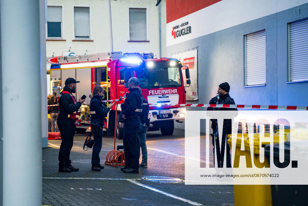 Starke Unwetter in Rheinland-Pfalz umgestürzte Traverse verletzt Personen schwer Am 23.10.2026 stürzte gegen 16:30 Uhr in Nastätten im Veranstaltungsbereich des Oktobermarktes vermutlich aufgrund einer Windböe eine Metalltraverse ein. Die Traverse mit einem Banner war über einen Zuweg von der Römerstraße zum Zentralplatz aufgestellt. Ein 58 Jahre alter Besucher wurde schwer, ein 72 Jahre alter Besucher schwerstverletzt, beide kommen aus der Verbandsgemeinde Nastätten. Der 72-Jährige wurde mit dem Rettungshubschrauber in ein Krankenhaus gebracht. Die Kriminalpolizei stellte die Traverse zur Beweissicherung sicher und ermittelt. Nastätten Rheinland-Pfalz Deutschland