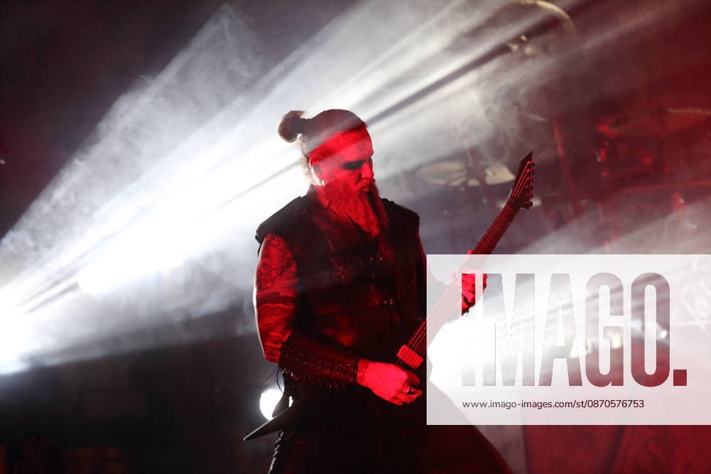 Kjell Age Damage Karlsen von der Band Dimmu Borgir bei einem Konzert in der Columbiahalle in Berlin, 23. Oktober 2026. Behemoth & Dimmu Borgir Konzert Berlin
