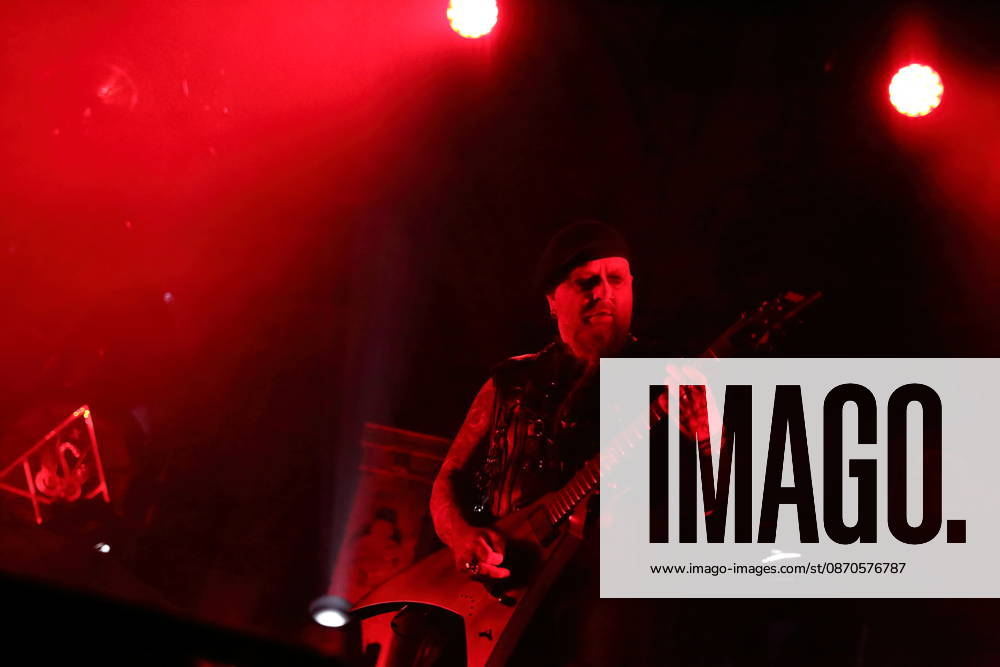 Sven Atle Erkekjetter Silenoz Kopperud von der Band Dimmu Borgir bei einem Konzert in der Columbiahalle in Berlin, 23. Oktober 2026. Behemoth & Dimmu Borgir Konzert Berlin