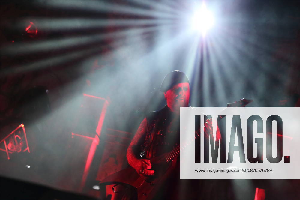 Sven Atle Erkekjetter Silenoz Kopperud von der Band Dimmu Borgir bei einem Konzert in der Columbiahalle in Berlin, 23. Oktober 2026. Behemoth & Dimmu Borgir Konzert Berlin