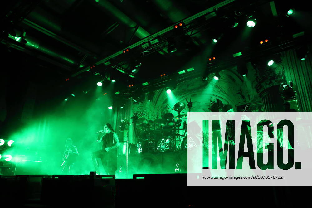 Kjell Age Damage Karlsen, Stian Tomt Shagrath Thoresen, Dariusz Daray Brzozowski, Sven Atle Erkekjetter Silenoz Kopperud und Geir Gerlioz Bratland, v.l., von der Band Dimmu Borgir bei einem Konzert in der Columbiahalle in Berlin, 23. Oktober 2026. Behemoth & Dimmu Borgir Konzert Berlin