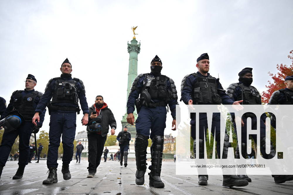 Yellow Vests Protest Act II - Police Officers Evacuate Demonstrators at Bastille Police officers evacuate demonstrators heading towards Place de la Bastille in Paris, France, on October 24, 2026. The demonstration was initially scheduled to proceed from Place de la Bastille to Place de la Nation. However, the Paris Police Prefecture announced yesterday that the planned route had been banned. The march will now take place between Porte d’Italie and Porte de Vincennes. Photo by Eliot Blondet ABACAPRESS.COM Paris France