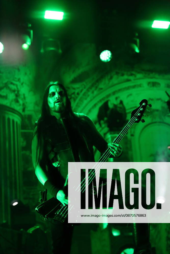 Victor Brandt von der Band Dimmu Borgir bei einem Konzert in der Columbiahalle in Berlin, 23. Oktober 2026. Behemoth & Dimmu Borgir Konzert Berlin