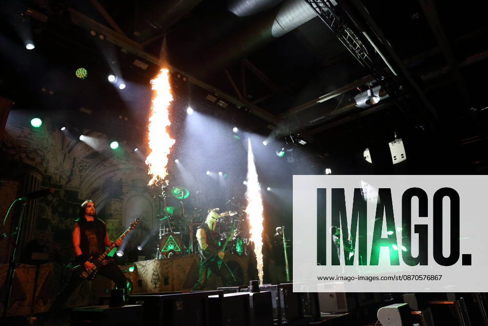 Victor Brandt, Kjell Age Damage Karlsen, Dariusz Daray Brzozowski, Stian Tomt Shagrath Thoresen, Geir Gerlioz Bratland und Sven Atle Erkekjetter Silenoz Kopperud, v.l., von der Band Dimmu Borgir bei einem Konzert in der Columbiahalle in Berlin, 23. Oktober 2026. Behemoth & Dimmu Borgir Konzert Berlin