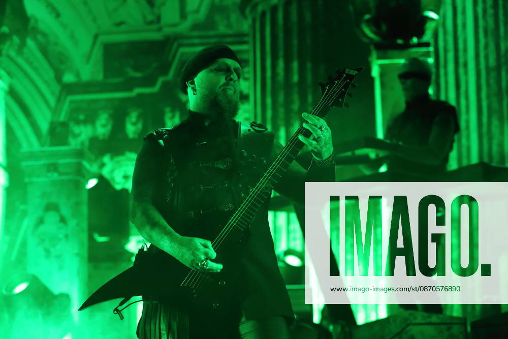 Sven Atle Erkekjetter Silenoz Kopperud von der Band Dimmu Borgir bei einem Konzert in der Columbiahalle in Berlin, 23. Oktober 2026. Behemoth & Dimmu Borgir Konzert Berlin