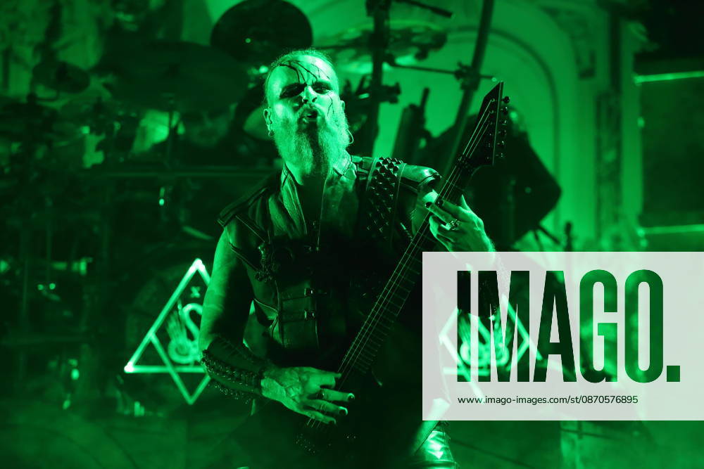Kjell Age Damage Karlsen von der Band Dimmu Borgir bei einem Konzert in der Columbiahalle in Berlin, 23. Oktober 2026. Behemoth & Dimmu Borgir Konzert Berlin