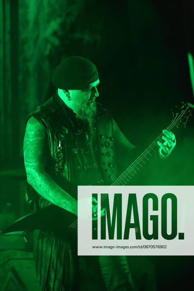 Sven Atle Erkekjetter Silenoz Kopperud von der Band Dimmu Borgir bei einem Konzert in der Columbiahalle in Berlin, 23. Oktober 2026. Behemoth & Dimmu Borgir Konzert Berlin