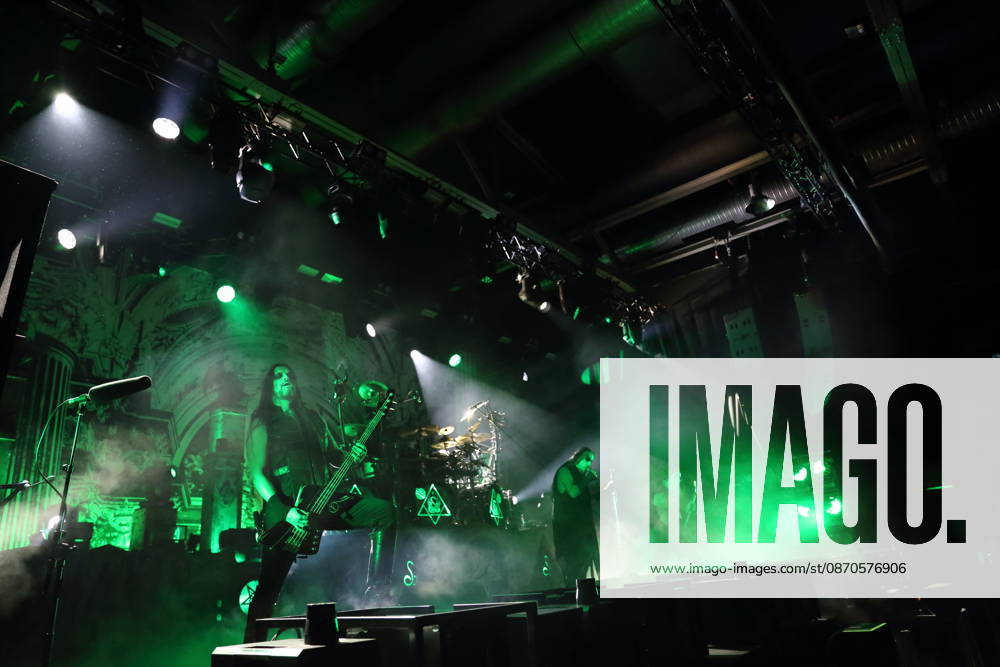 Victor Brandt, Dariusz Daray Brzozowski, Stian Tomt Shagrath Thoresen und Kjell Age Damage Karlsen, v.l., von der Band Dimmu Borgir bei einem Konzert in der Columbiahalle in Berlin, 23. Oktober 2026. Behemoth & Dimmu Borgir Konzert Berlin