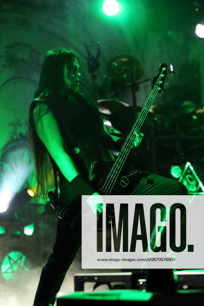 Victor Brandt von der Band Dimmu Borgir bei einem Konzert in der Columbiahalle in Berlin, 23. Oktober 2026. Behemoth & Dimmu Borgir Konzert Berlin