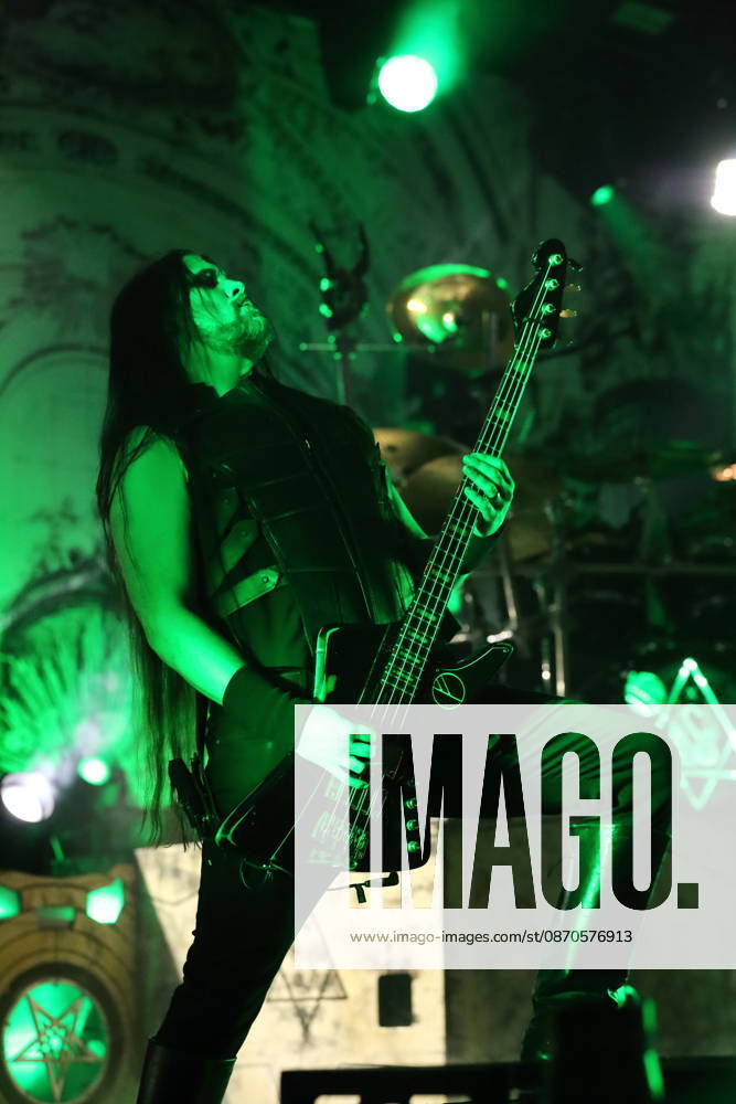 Victor Brandt von der Band Dimmu Borgir bei einem Konzert in der Columbiahalle in Berlin, 23. Oktober 2026. Behemoth & Dimmu Borgir Konzert Berlin