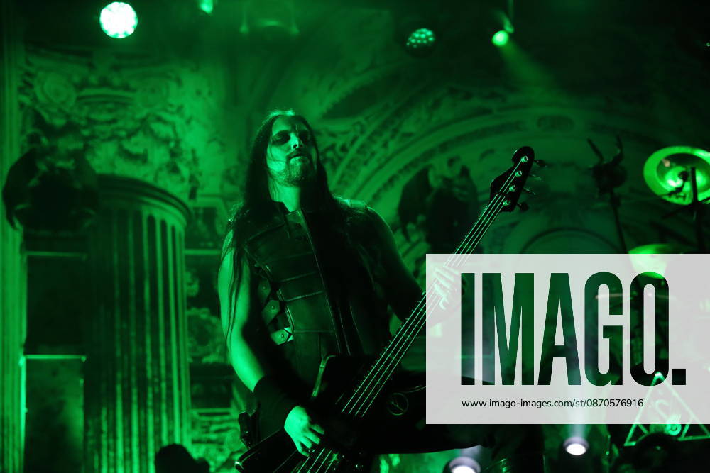 Victor Brandt von der Band Dimmu Borgir bei einem Konzert in der Columbiahalle in Berlin, 23. Oktober 2026. Behemoth & Dimmu Borgir Konzert Berlin