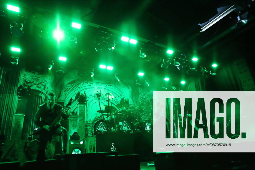 Kjell Age Damage Karlsen, Dariusz Daray Brzozowski, Stian Tomt Shagrath Thoresen, Geir Gerlioz Bratland, Victor Brandt und Sven Atle Erkekjetter Silenoz Kopperud, v.l., von der Band Dimmu Borgir bei einem Konzert in der Columbiahalle in Berlin, 23. Oktober 2026. Behemoth & Dimmu Borgir Konzert Berlin