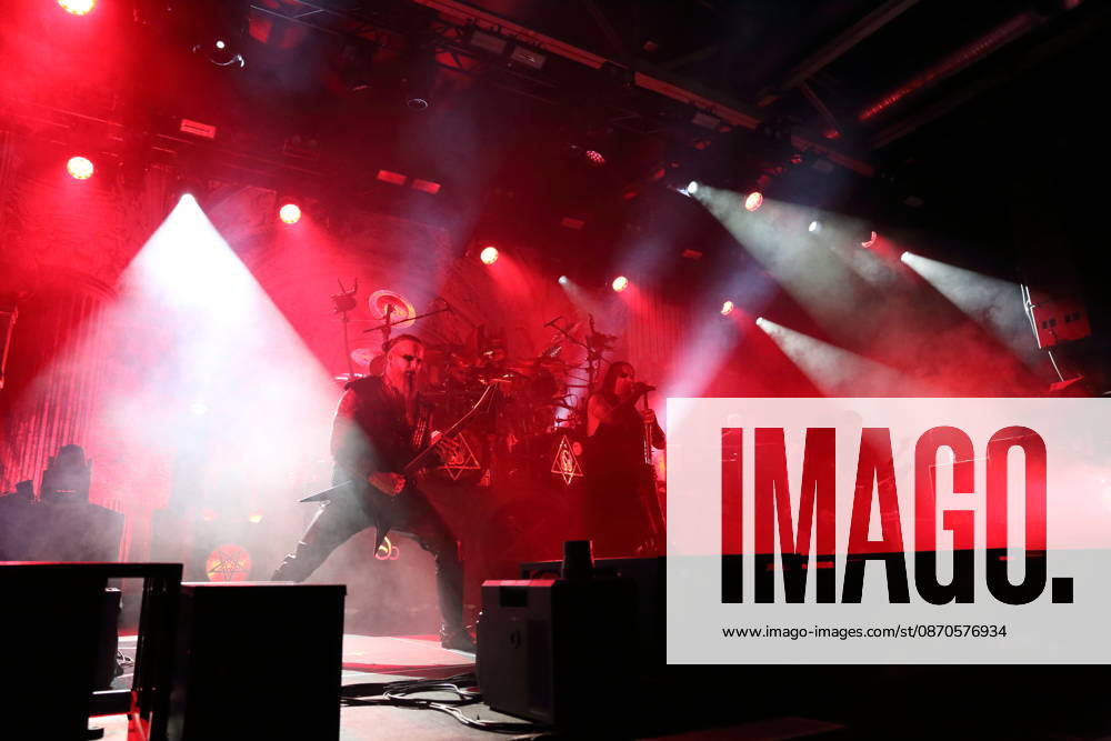 Kjell Age Damage Karlsen, Dariusz Daray Brzozowski, Stian Tomt Shagrath Thoresen, Geir Gerlioz Bratland, Victor Brandt und Sven Atle Erkekjetter Silenoz Kopperud, v.l., von der Band Dimmu Borgir bei einem Konzert in der Columbiahalle in Berlin, 23. Oktober 2026. Behemoth & Dimmu Borgir Konzert Berlin