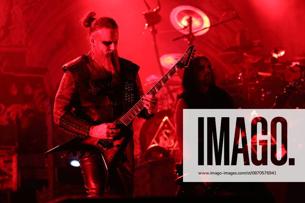 Kjell Age Damage Karlsen und Victor Brandt, v.l., von der Band Dimmu Borgir bei einem Konzert in der Columbiahalle in Berlin, 23. Oktober 2026. Behemoth & Dimmu Borgir Konzert Berlin