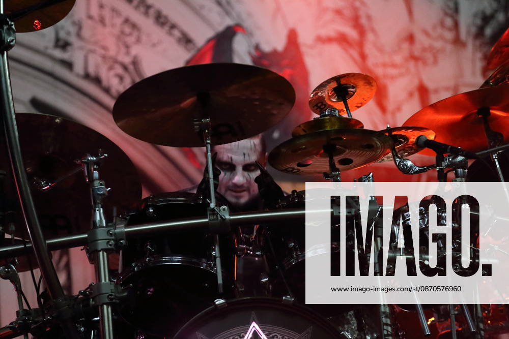Dariusz Daray Brzozowski von der Band Dimmu Borgir bei einem Konzert in der Columbiahalle in Berlin, 23. Oktober 2026. Behemoth & Dimmu Borgir Konzert Berlin