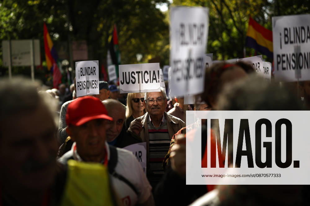 Protest for Public Pensions and Housing: Several people during a protest in defense of the public pension system and access to housing, on October 24, 2026, in Madrid, Spain. The National Coordinating Committee for the Defense of the Public Pension System (COESPE), labor unions, and other pensioner organizations such as Asjubi40 have called for this nationwide mobilization under the slogan For a Public Pension System for the Elderly and the Young OCTOBER 24, 2026 Alejandro Martínez Vé Madrid Madrid, Spain
