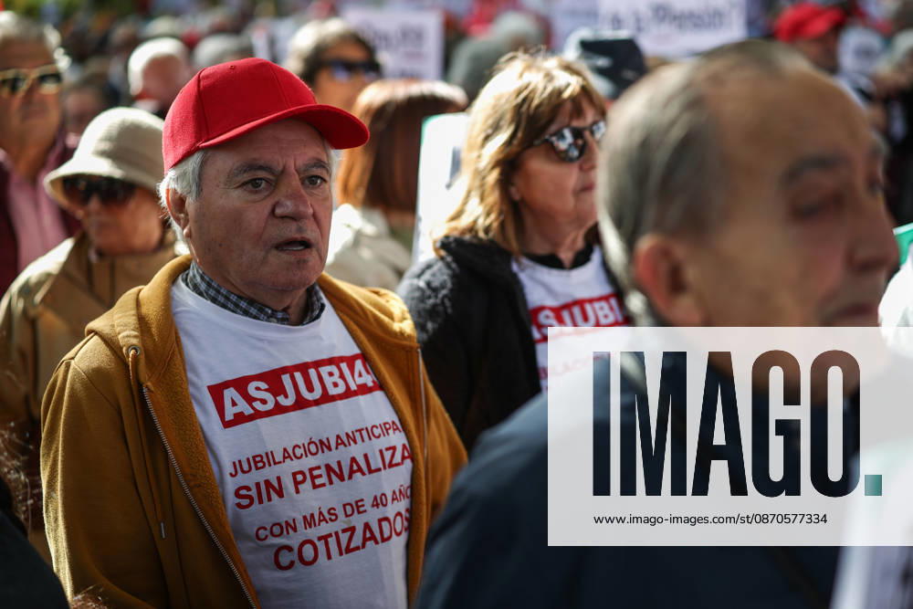 Protest for Public Pensions and Housing: Several people during a protest in defense of the public pension system and access to housing, on October 24, 2026, in Madrid, Spain. The National Coordinating Committee for the Defense of the Public Pension System (COESPE), labor unions, and other pensioner organizations such as Asjubi40 have called for this nationwide mobilization under the slogan For a Public Pension System for the Elderly and the Young OCTOBER 24, 2026 Alejandro Martínez Vé Madrid Madrid, Spain