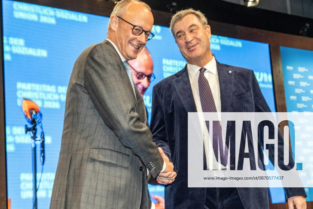 Markus Söder, CSU-Vorsitzender, Bayerischer Ministerpräsident, begrüßt Friedrich Merz, Bundeskanzler, CDU, Rede beim CSU-Parteitag, Messe München, 24. Oktober 2026 Deutschland, München, 24. Oktober 2026, Markus Söder, CSU-Vorsitzender, Bayerischer Ministerpräsident, begrüßt Friedrich Merz, Bundeskanzler, CDU, Rede beim CSU-Parteitag am 23. und 24. Oktober 2026 in der Messe München, Politiker, Bayern