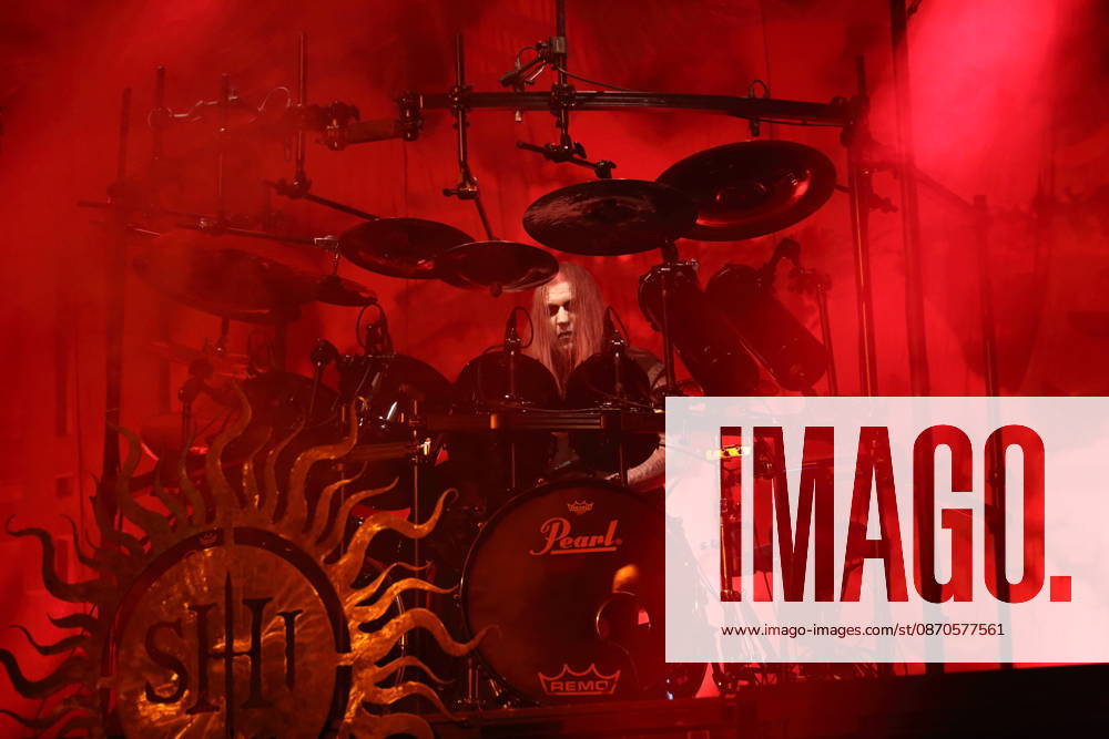 Zbigniew Robert Inferno Prominski von der Band Behemoth bei einem Konzert in der Columbiahalle in Berlin, 23. Oktober 2026. Behemoth & Dimmu Borgir Konzert Berlin