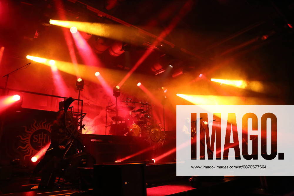 Patryk Dominik Seth Sztyber, Zbigniew Robert Inferno Prominski, Adam Michal Nergal Darski und Tomasz Orion Wroblewski, v.l., von der Band Behemoth bei einem Konzert in der Columbiahalle in Berlin, 23. Oktober 2026. Behemoth & Dimmu Borgir Konzert Berlin