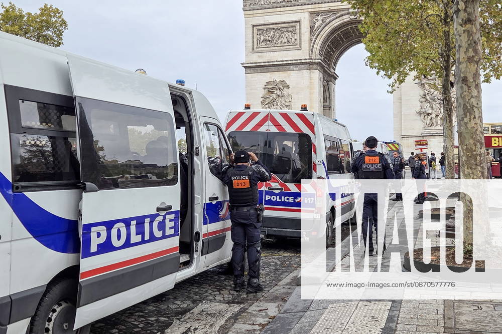 FRANCE, PARIS - OCTOBER 24, 2026: The police are seen near the Arc de Triomphe. Security measures have been tightened in the French capital as mass protests involving trade unions and university students are expected. Dmitry Orlov TASS 99860467