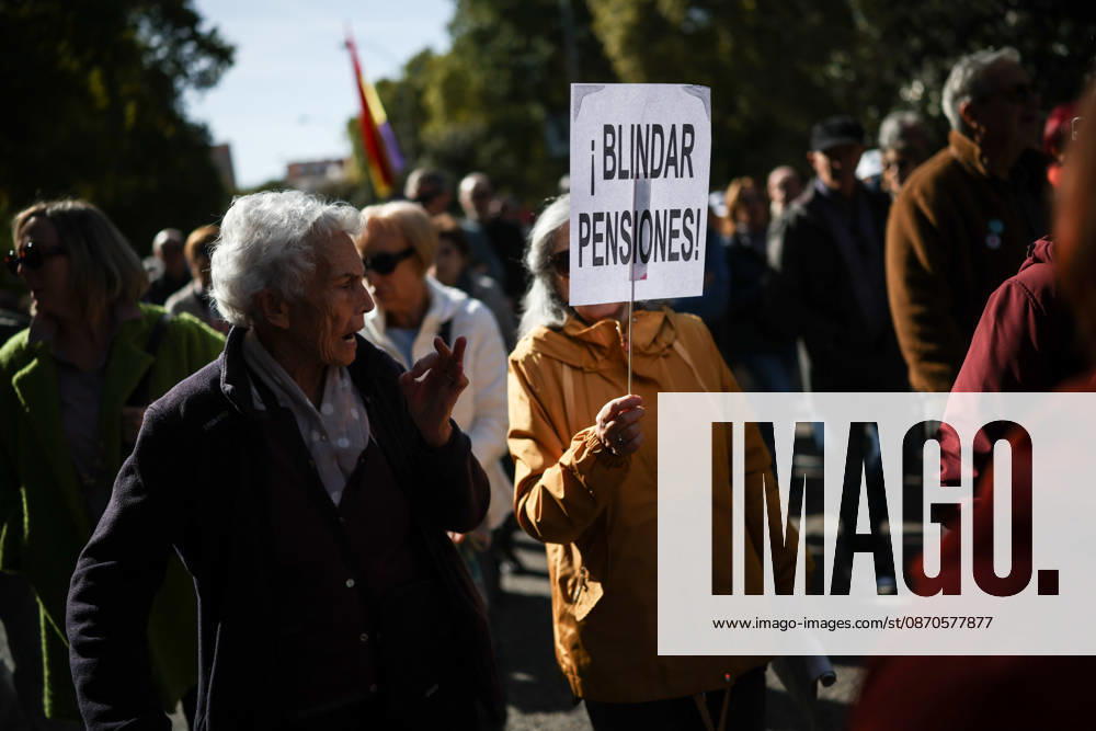 Protest for Public Pensions and Housing: Several people during a protest in defense of the public pension system and access to housing, on October 24, 2026, in Madrid, Spain. The National Coordinating Committee for the Defense of the Public Pension System (COESPE), labor unions, and other pensioner organizations such as Asjubi40 have called for this nationwide mobilization under the slogan For a Public Pension System for the Elderly and the Young OCTOBER 24, 2026 Alejandro Martínez Vé Madrid, Madrid, Spain
