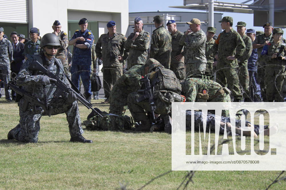 Soldaten der Japanischen Maritimen Selbstverteidigungsstreitkräfteund der deutschen Bundeswehr nehmen im Rahmen des japanisch-amerikanischen Militärmanövers Keen Sword 27 an einer gemeinsamen medizinischen Übung auf der Luftwaffenbasis Iruma teil. Iruma