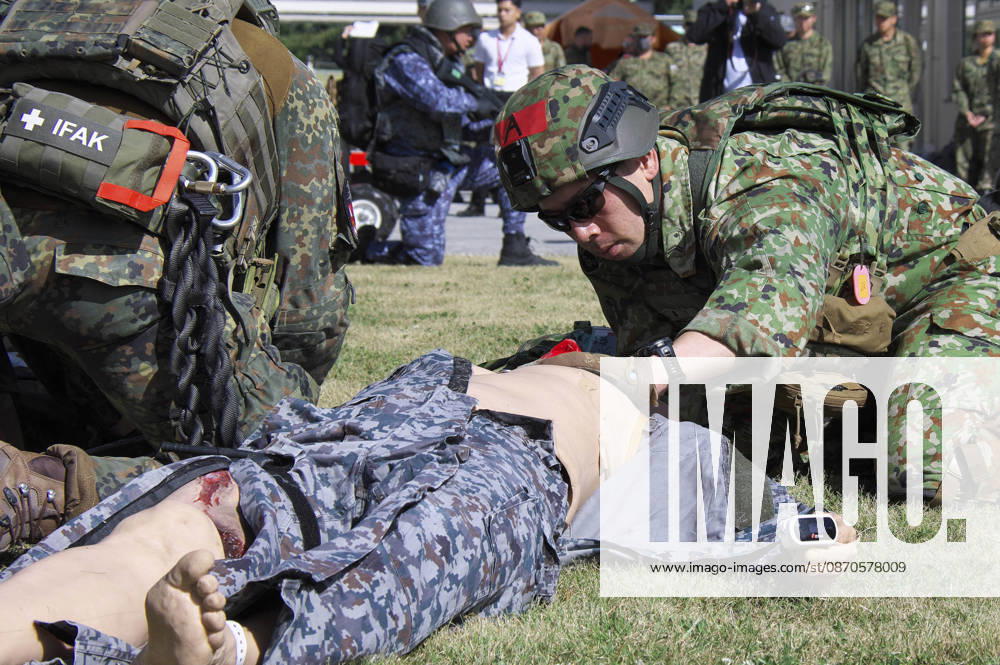 Soldaten der japanischen Selbstverteidigungsstreitkräfte und der deutschen Bundeswehr nehmen im Rahmen des japanisch-amerikanischen Militärmanövers Keen Sword 27 an einer gemeinsamen medizinischen Übung auf der Luftwaffenbasis Iruma teil. Iruma