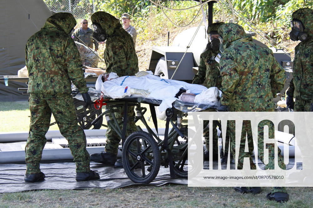 Soldaten der japanischen Selbstverteidigungsstreitkräfte und der deutschen Bundeswehr nehmen im Rahmen des japanisch-amerikanischen Militärmanövers Keen Sword 27 an einer gemeinsamen medizinischen Übung auf der Luftwaffenbasis Iruma teil. Iruma
