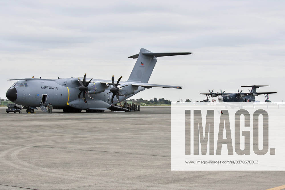 Ein Transportflugzeug vom Typ A400M Atlas der deutschen Luftwaffe sowie ein amphibisches Luft-See-Rettungsflugzeug vom Typ ShinMaywa US-2 der Japanischen Maritimen Selbstverteidigungsstreitkräfte beim japanisch-amerikanischen Militärmanöver Keen Sword 27 auf der Luftwaffenbasis Iruma. Iruma