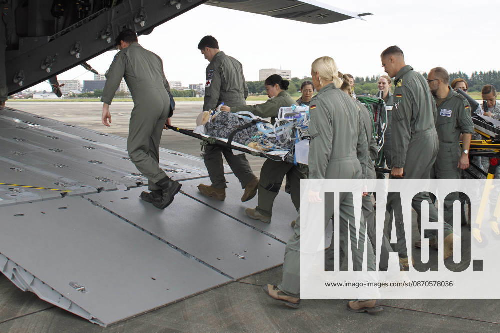 Soldaten der japanischen Selbstverteidigungsstreitkräfte und der deutschen Bundeswehr nehmen im Rahmen des japanisch-amerikanischen Militärmanövers Keen Sword 27 an einer gemeinsamen medizinischen Übung an Bord eines Transportflugzeugs vom Typ A400M Atlas der deutschen Luftwaffe auf der Luftwaffenbasis Iruma teil. Iruma
